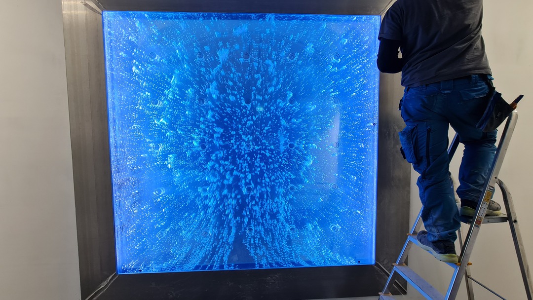 z instalace velké vestavné bublinkové stěny EUROVEA II Bratislava